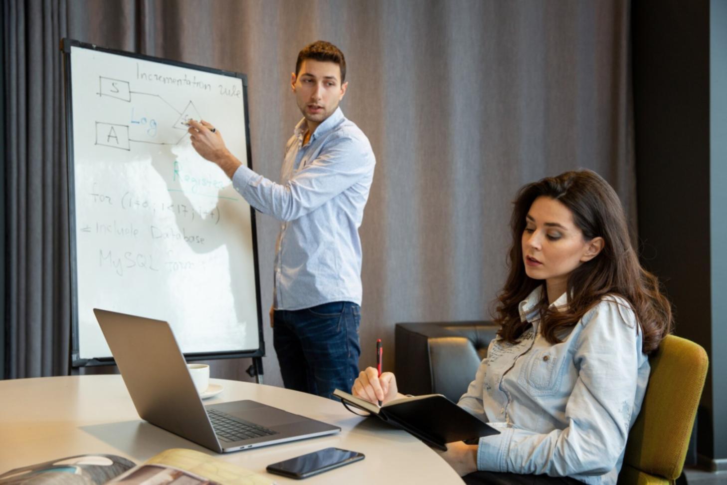 Profesionales colaborando en sesión de formación financiera
